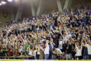 Basketbol sahasındaki kalabalığın geçmişi bulanık.