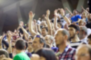 Basketbol sahasındaki kalabalığın geçmişi bulanık.