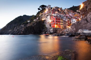 pitoresk kasaba, Riomaggiore gece bölgede Cinque Terre Milli Parkı, Liguria, İtalya
