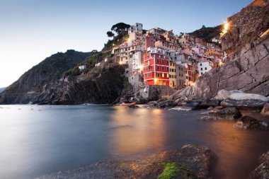 pitoresk kasaba, Riomaggiore gece bölgede Cinque Terre Milli Parkı, Liguria, İtalya