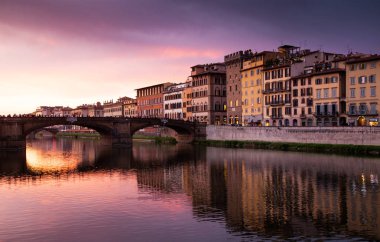 günbatımı Ponte Vecchio - Arno Nehri banka görünümünden köprüsü üzerinde