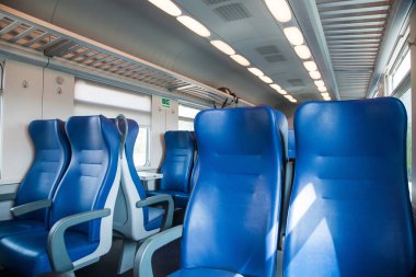 Tren vagonu boş sandalye ile iç
