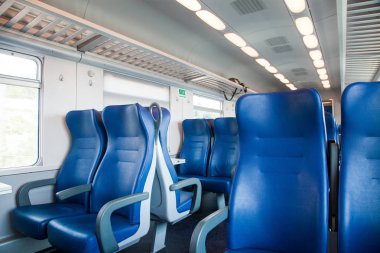 Tren vagonu boş sandalye ile iç