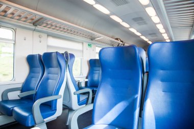 Tren vagonu boş sandalye ile iç
