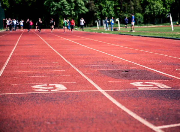 Runners approaching the finish line of a race — Stock Photo, Image