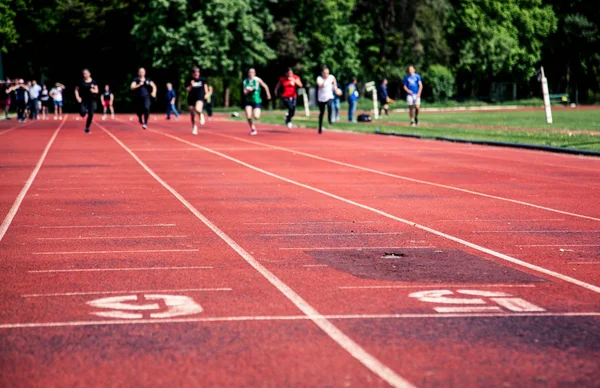 Bir yarış bitiş çizgisine yaklaşıyor koşucu — Stok fotoğraf