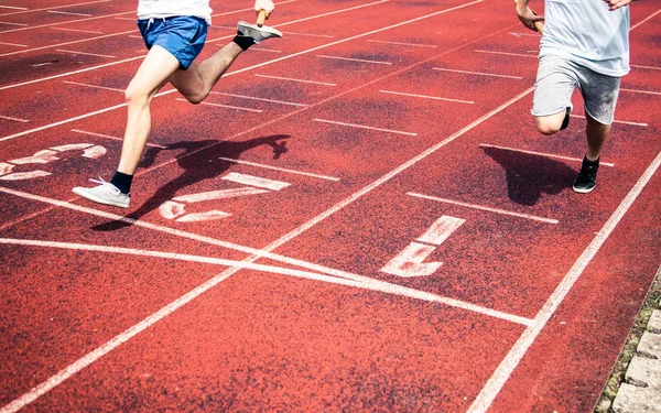 Corredores se aproximando da linha de chegada de uma corrida — Fotografia de Stock