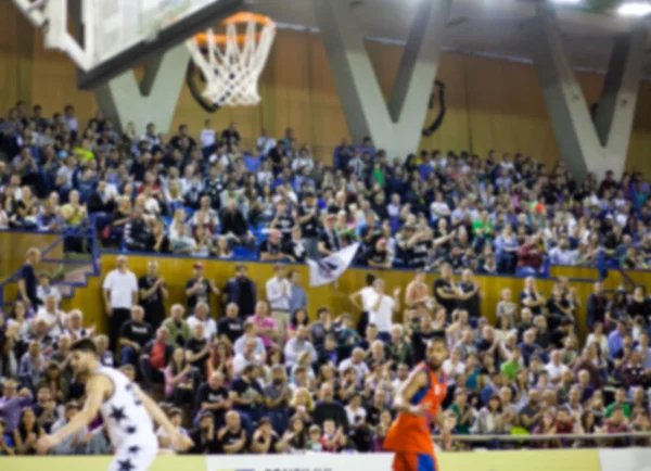 Sfondo sfocato di folla di persone in un campo da basket — Foto Stock