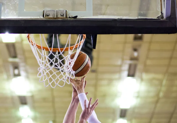 De winnende punten scoren bij een basketbalwedstrijd — Stockfoto