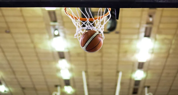 Marcando os pontos vencedores em um jogo de basquete — Fotografia de Stock