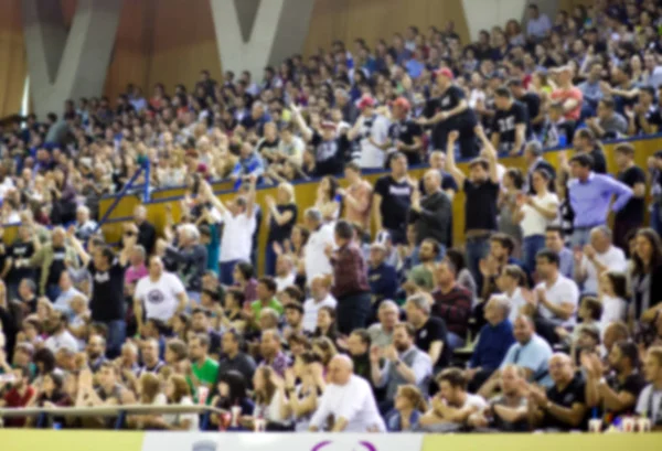 Sfondo sfocato di folla di persone in un campo da basket — Foto Stock