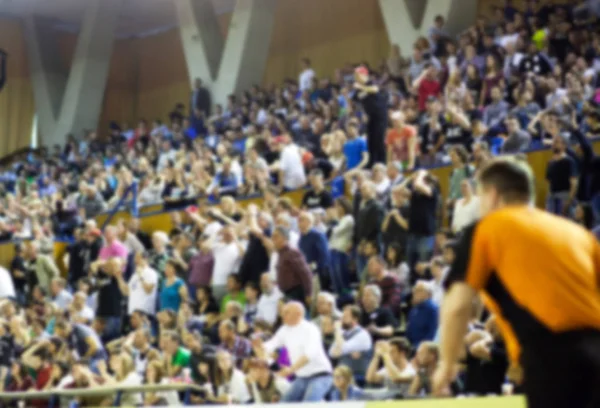 Sfondo sfocato di folla di persone in un campo da basket — Foto Stock