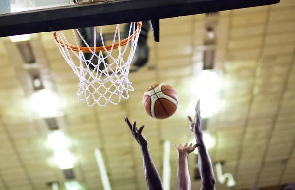 Marcando os pontos vencedores em um jogo de basquete — Fotografia de Stock