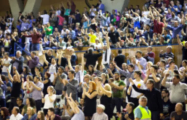 Fondo borroso de multitud de personas en una cancha de baloncesto — Foto de Stock