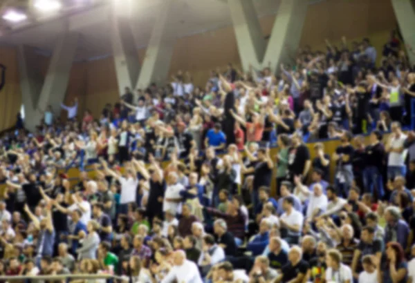 Suddig bakgrund av mängden människor i en basketplan — Stockfoto