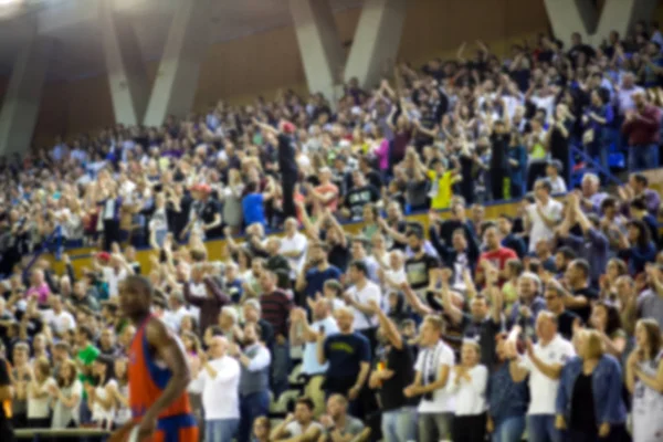 Sfondo sfocato di folla di persone in un campo da basket — Foto Stock