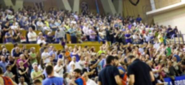 Hintergrund der Menschenmenge auf einem Basketballfeld verschwommen — Stockfoto