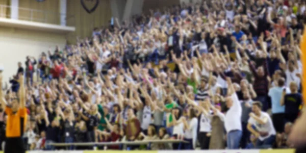 Fondo borroso de multitud de personas en una cancha de baloncesto — Foto de Stock