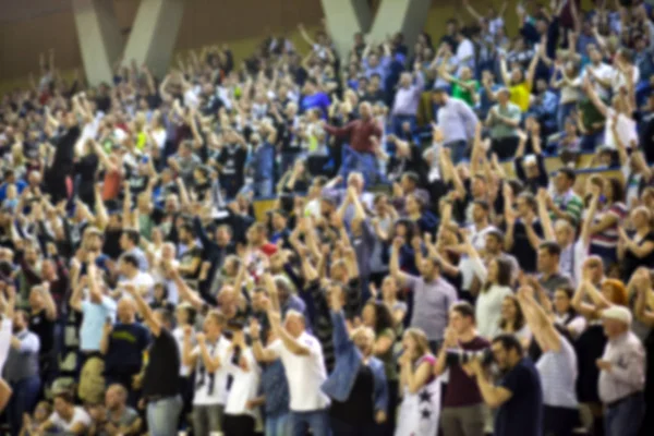 Sfondo sfocato di folla di persone in un campo da basket — Foto Stock