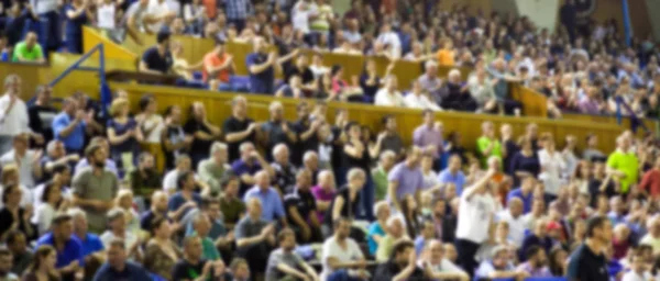 Wazig achtergrond van menigte van mensen in een basketbalveld — Stockfoto
