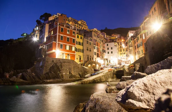 Ville pittoresque de Riomaggiore la nuit dans le parc national des Cinque Terre, région Ligurie, Italie — Photo