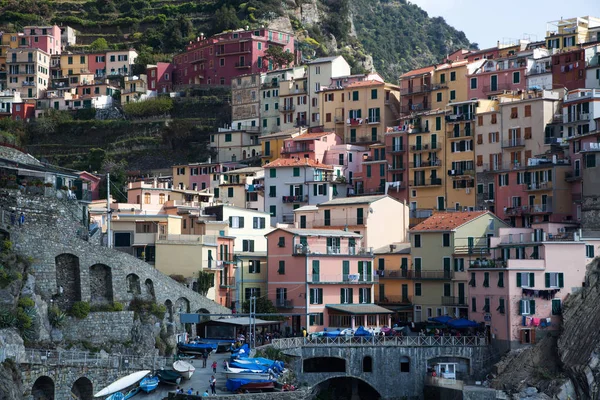 Pintoresco pueblo de Manarola, en la costa de Cinque Terre de Italia — Foto de Stock