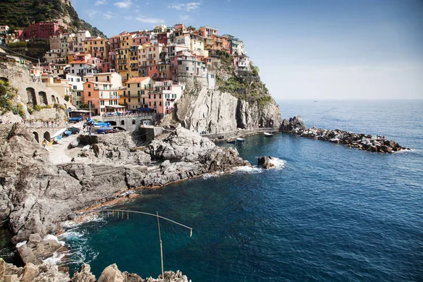 Pintoresco pueblo de Manarola, en la costa de Cinque Terre de Italia — Foto de Stock