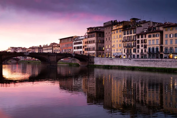 Kleurrijke gebouwen langs de rivier Arno in Florence Italië — Stockfoto