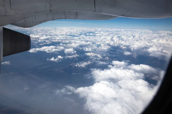 Looking through window aircraft during flight in wing with a nice blue sky — Stock Photo, Image