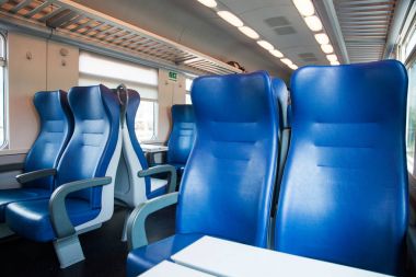 Tren vagonu boş sandalye ile iç