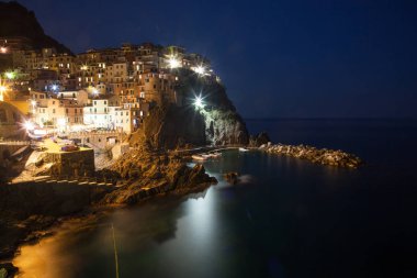 pitoresk köy, Manarola gece, Cinque Terre'nin sahil İtalya