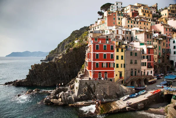 Pintoresca ciudad de Riomaggiore en el Parque Nacional Cinque Terre, región de Liguria, Italia — Foto de Stock