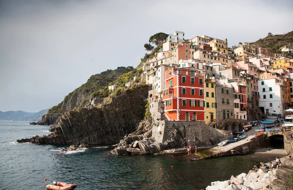 Pintoresca ciudad de Riomaggiore en el Parque Nacional Cinque Terre, región de Liguria, Italia — Foto de Stock