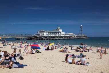 Bournemouth, İngiltere - 1 Haziran, 2017: Bournemouth beach iskelesinden ve sahil, Dorset, İngiltere