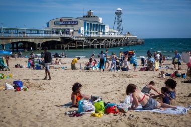 Bournemouth, İngiltere - 1 Haziran, 2017: Bournemouth beach iskelesinden ve sahil, Dorset, İngiltere