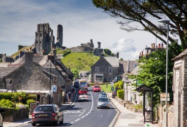CORFE CASTLE, İngiltere - 1 Haziran 2017: Corfe Köyü ve Corfe Kalesi kalıntıları, Swanage, Dorset, Güney İngiltere 