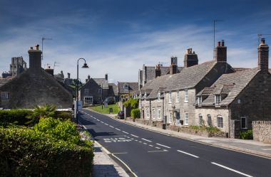 CORFE CASTLE, İngiltere - 1 Haziran 2017: Corfe Köyü ve Corfe Kalesi kalıntıları, Swanage, Dorset, Güney İngiltere 