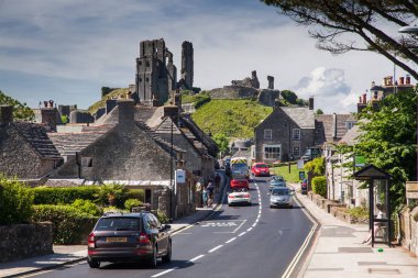 CORFE CASTLE, İngiltere - 1 Haziran 2017: Corfe Köyü ve Corfe Kalesi kalıntıları, Swanage, Dorset, Güney İngiltere 