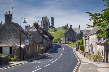 CORFE CASTLE, İngiltere - 1 Haziran 2017: Corfe Köyü ve Corfe Kalesi kalıntıları, Swanage, Dorset, Güney İngiltere 