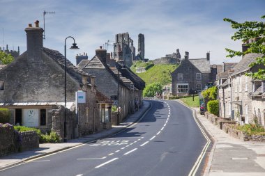 CORFE CASTLE, İngiltere - 1 Haziran 2017: Corfe Köyü ve Corfe Kalesi kalıntıları, Swanage, Dorset, Güney İngiltere 