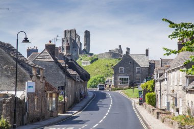 CORFE CASTLE, İngiltere - 1 Haziran 2017: Corfe Köyü ve Corfe Kalesi kalıntıları, Swanage, Dorset, Güney İngiltere 