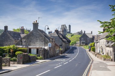 CORFE CASTLE, İngiltere - 1 Haziran 2017: Corfe Köyü ve Corfe Kalesi kalıntıları, Swanage, Dorset, Güney İngiltere 