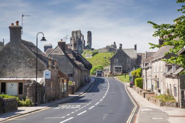 CORFE CASTLE, İngiltere - 1 Haziran 2017: Corfe Köyü ve Corfe Kalesi kalıntıları, Swanage, Dorset, Güney İngiltere 