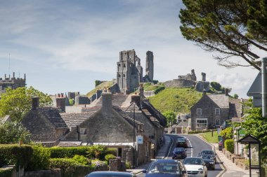 CORFE CASTLE, İngiltere - 1 Haziran 2017: Corfe Köyü ve Corfe Kalesi kalıntıları, Swanage, Dorset, Güney İngiltere 