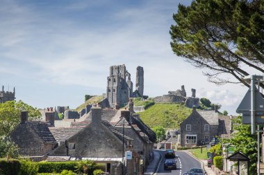 CORFE CASTLE, İngiltere - 1 Haziran 2017: Corfe Köyü ve Corfe Kalesi kalıntıları, Swanage, Dorset, Güney İngiltere 