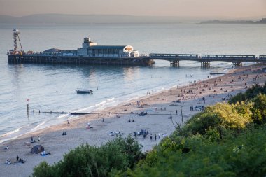 Bournemouth, İngiltere - 1 Haziran, 2017: Bournemouth beach iskelesinden ve sahil, Dorset, İngiltere