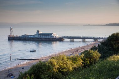 Bournemouth, İngiltere - 1 Haziran, 2017: Bournemouth beach iskelesinden ve sahil, Dorset, İngiltere