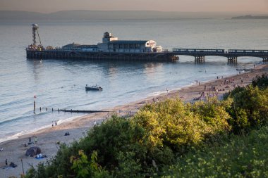 Bournemouth, İngiltere - 1 Haziran, 2017: Bournemouth beach iskelesinden ve sahil, Dorset, İngiltere