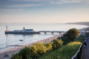 Bournemouth, İngiltere - 1 Haziran, 2017: Bournemouth beach iskelesinden ve sahil, Dorset, İngiltere