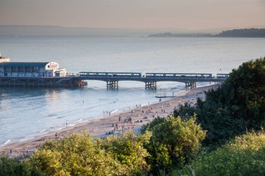 Bournemouth, İngiltere - 1 Haziran, 2017: Bournemouth beach iskelesinden ve sahil, Dorset, İngiltere